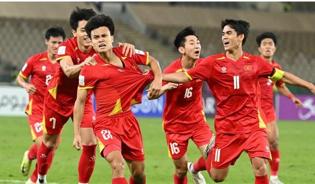 Trận đấu bóng rổ kịch tính với các cầu thủ đang thi đấu